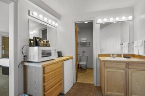 Doccia, asciugacapelli, asciugamani, sapone