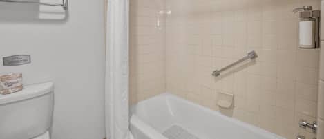 シャワー、ヘアドライヤー、タオル、石鹸