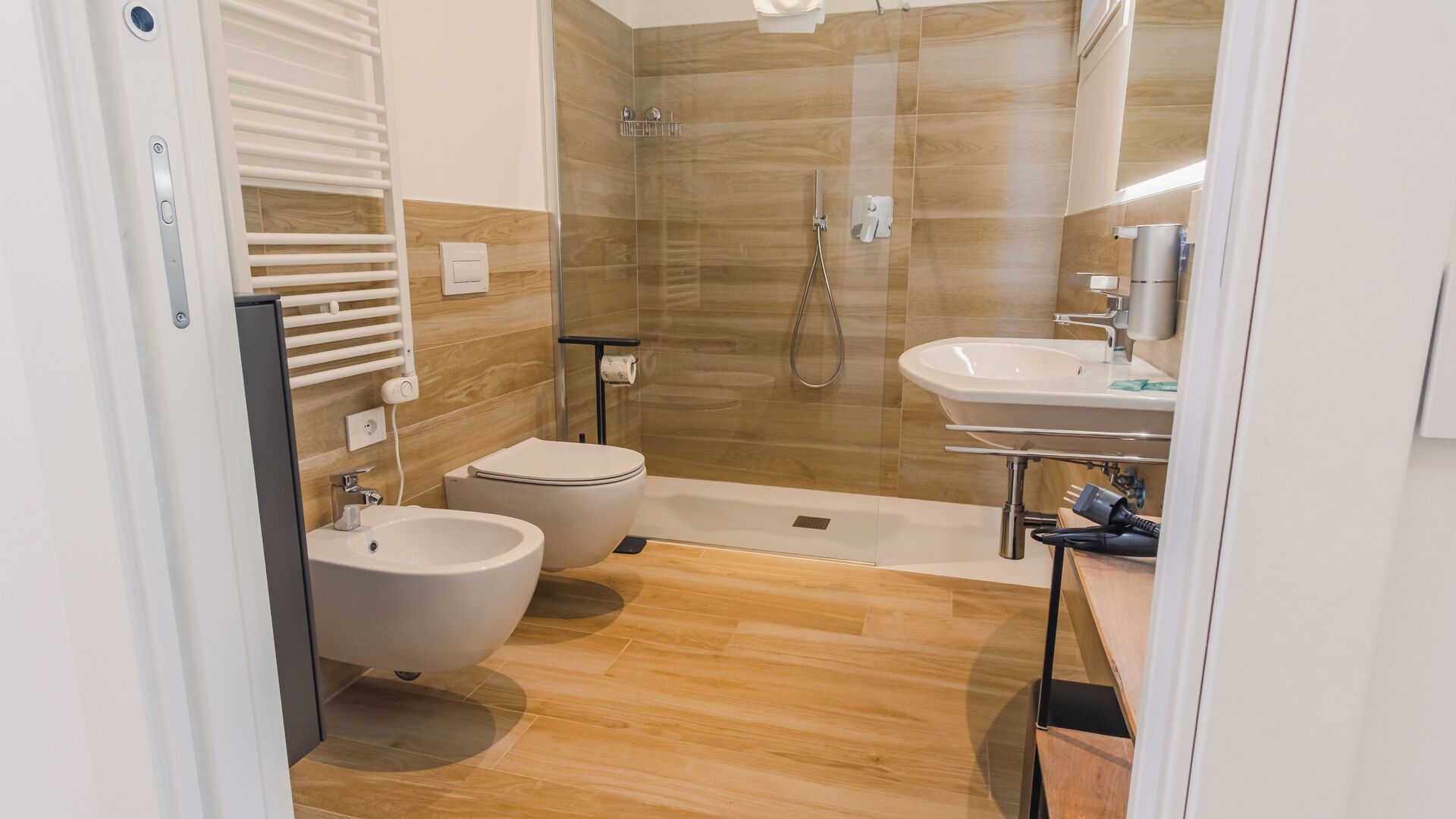 Douche, sèche-cheveux, bidet, serviettes fournies