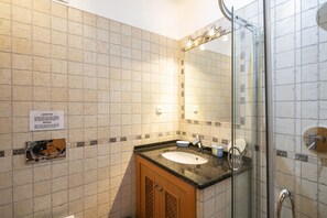 Doccia, asciugacapelli, bidet, asciugamani