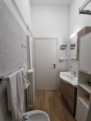 Doccia, bidet, asciugamani, sapone