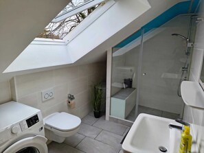 Dusche, Haartrockner, Handtücher, Seife