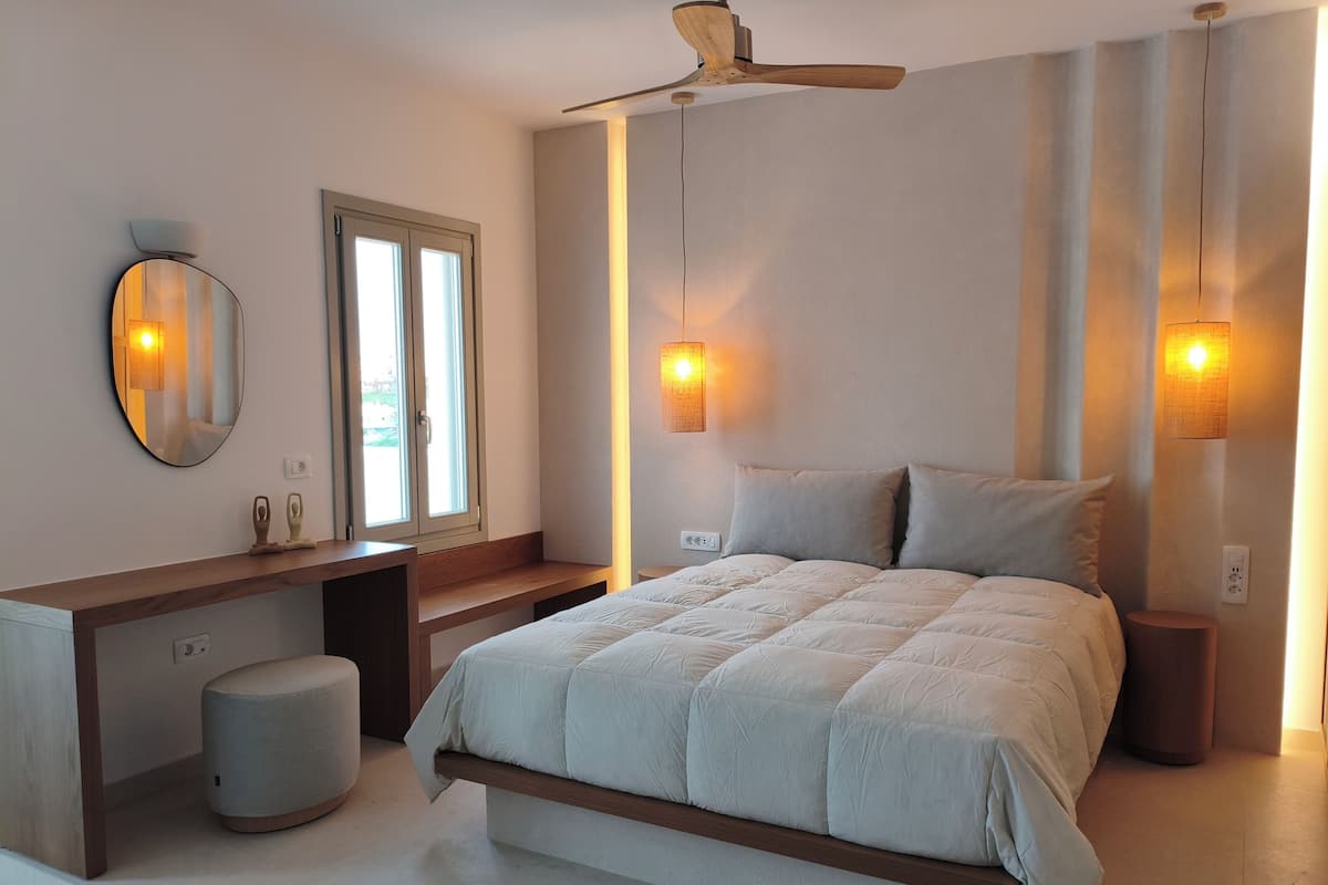 Deluxe Suite | In-room safe, soundproofing, iron/ironing board, free WiFi