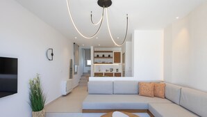 Suite Superior, balkon, pemandangan laut | Area keluarga | Smart TV 43-inci dengan saluran TV kabel