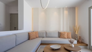 Suite Superior, balkon, pemandangan laut | Area keluarga | Smart TV 43-inci dengan saluran TV kabel