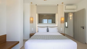 Suite Superior, balkon, pemandangan laut | Brankas, kedap suara, setrika/meja setrika, dan Wi-Fi gratis