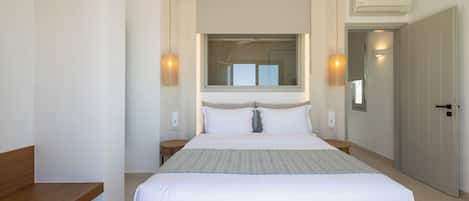 Suite superior, balcón, vistas al mar | Caja fuerte, sistema de insonorización, tabla de planchar con plancha