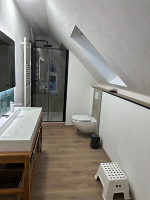 Een douche, een haardroger, handdoeken