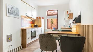 Fridge, oven, stovetop, dishwasher