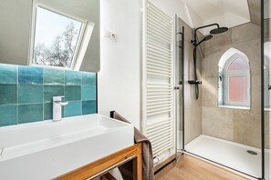 Shower, hair dryer, towels - Apartment "Löwenstein" with Shared Garden and Wi-Fi (Hoya)