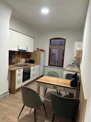 Een koelkast, een oven, een kookplaat, een vaatwasser