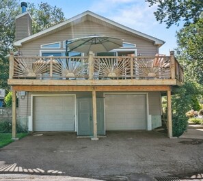 Exterior - 3-bedroom house on Webster Lake with amazing views, beach and boat launch access (Webster)