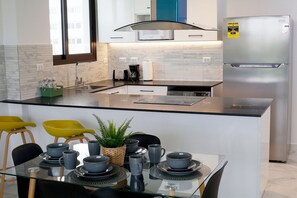 尊爵公寓 | 私人廚房 | 大型冰箱、微波爐、鍋具/餐盤/廚房用品、紙巾
