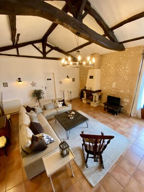 Smart TV, fireplace, DVD player, books - Secluded, peaceful property with amazing views. (Rouffiac)
