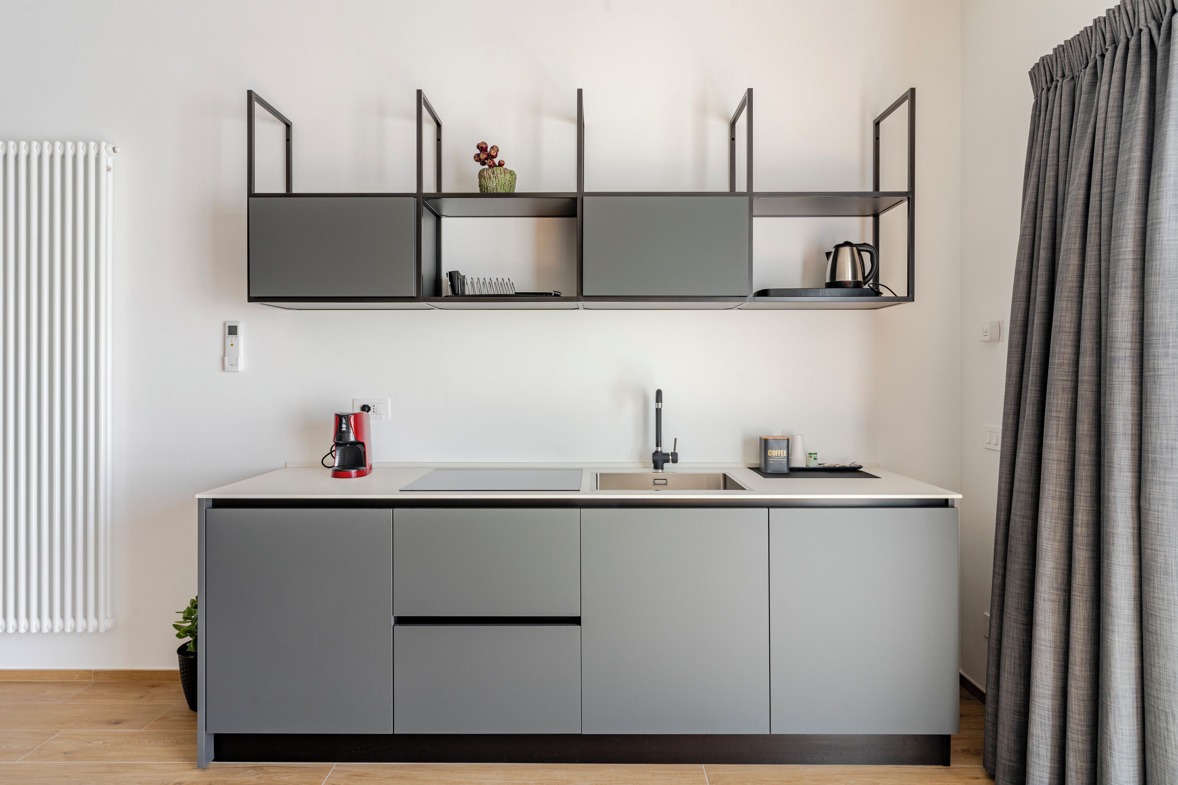 Een koelkast, een magnetron, een kookplaat, een waterkoker