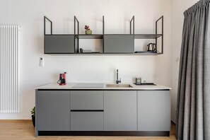 Réfrigérateur, micro-ondes, plaque de cuisson, bouilloire électrique