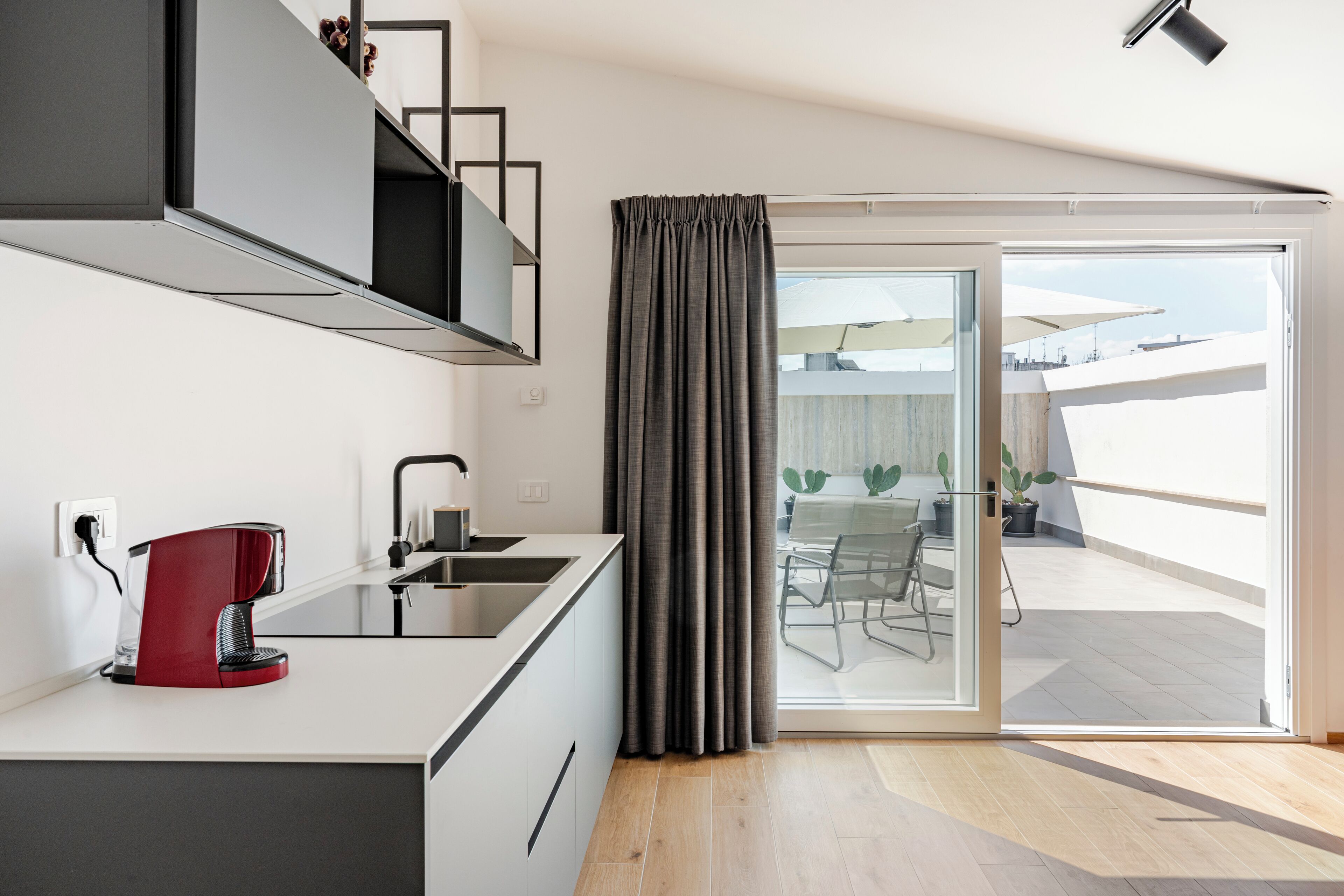 Een koelkast, een magnetron, een kookplaat, een waterkoker