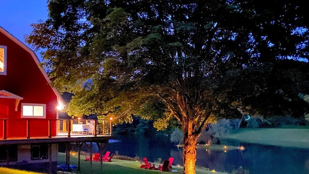 A red building with a covered deck and outdoor seating area. - Barn-Again. Private Lake, Mtn view, fishing (Big Indian)