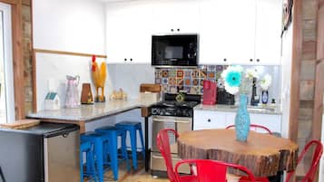 Réfrigérateur, micro-ondes, plaque de cuisson, cafetiÚre/bouilloire