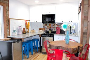 Frigorífico, microondas, placa de cocina y cafetera o tetera