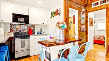 Kjøleskap, mikrobølgeovn, kokeplater og kaffetrakter/tekoker