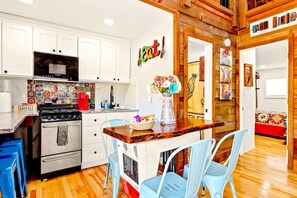 Jääkaappi, mikroaaltouuni, liesi, kahvin-/teenkeitin