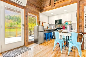 Fridge, microwave, oven, stovetop - Barn-MCM Cottage!  Private Lake~Hiking~Mtn view (Big Indian)