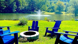 Une vue sur le lac, avec des chaises et un foyer.