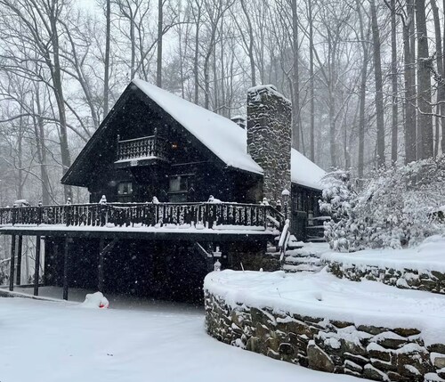 Location! Location! Near food, skiing, breweries! Entire Cabin in Burnsville,NC