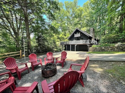 Location! Location! Near food, coffee, breweries! Entire Cabin in Burnsville,NC