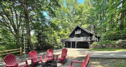 Location! Location! Near food, coffee, breweries! Entire Cabin in Burnsville,NC