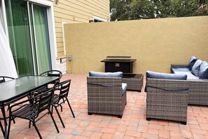 Outdoor dining - 7547 NEW! 5 minutes from Disney 5BD/5BH 15P (Kissimmee)
