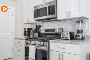 Fridge, microwave, oven, stovetop - 3-Bedroom Home Resort near Disney (Kissimmee)