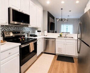 Fridge, microwave, oven, stovetop - Best Value! 3BR Near Disney – Sleeps 8 (Davenport)