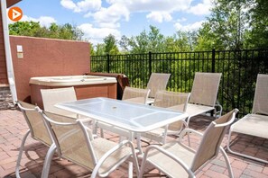 Outdoor dining - 7532 Perfect Home 5 Minutes from Disney – 5BD 15P (Kissimmee)