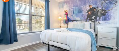 3 soverom, skrivebord, strykejern/-brett og reiseseng for barn