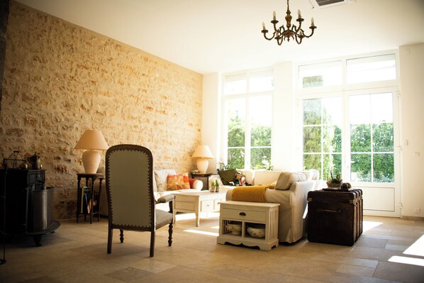 Smart TV, fireplace, table tennis, books