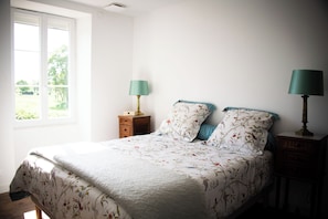 3 bedrooms, desk, iron/ironing board, travel crib