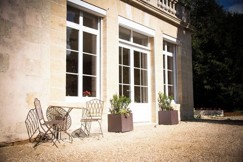 Pavilion in the heart of Domaine de la Briouse