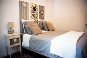 3 bedrooms, desk, iron/ironing board, travel crib