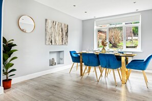 Dining - 3 bed - Sleeps 7 - Modern & Comfort (Nottingham)