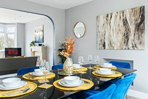 Dining - 3 bed - Sleeps 7 - Modern & Comfort (Nottingham)