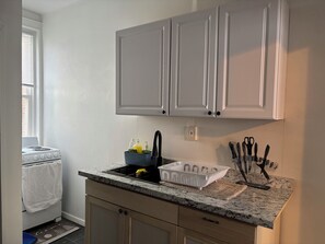 Fridge, microwave, oven, stovetop - 1 bedroom across Temple Hospital & Dental, Pharmacy School (Philadelphia)