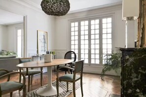 Dining - Beaut. Hausmannian flat in Oberkampf near Marais (Paris)