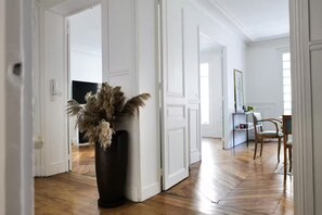 Interior - Beaut. Hausmannian flat in Oberkampf near Marais (Paris)