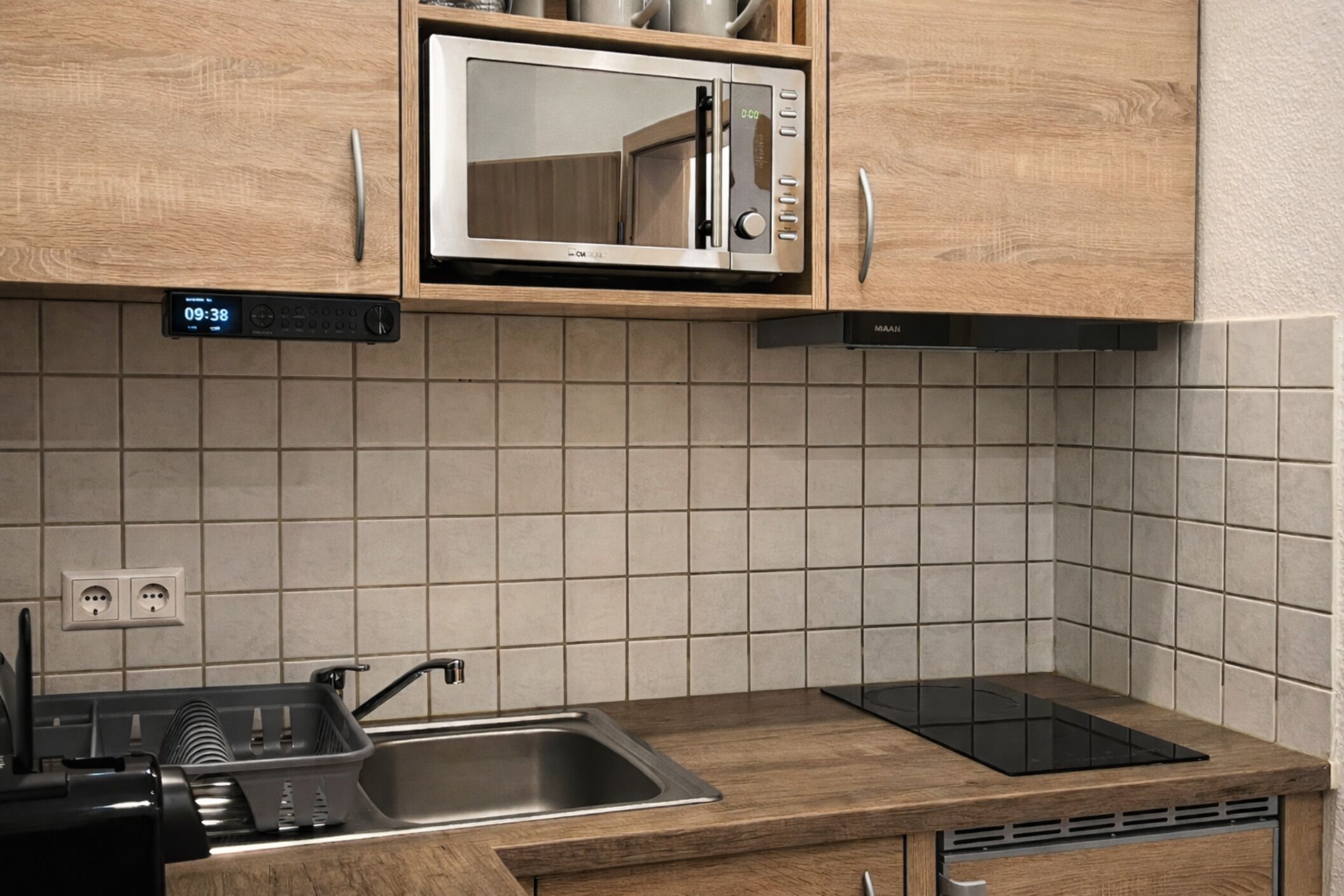 Kühlschrank, Mikrowelle, Herdplatte, Wasserkocher mit Kaffee-/Teezubehör