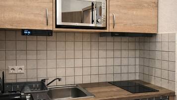 Kühlschrank, Mikrowelle, Herdplatte, Wasserkocher mit Kaffee-/Teezubehör