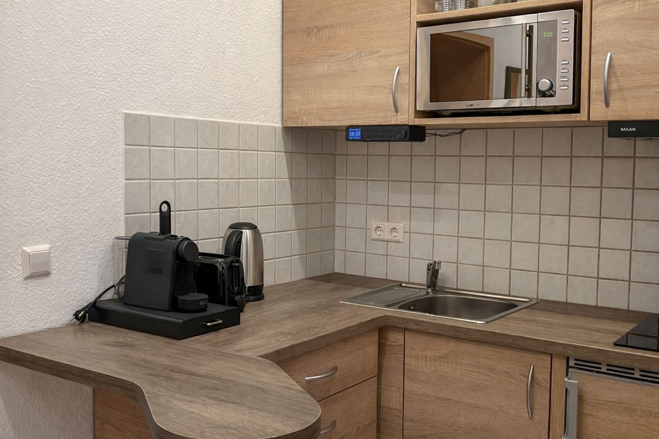 Kühlschrank, Mikrowelle, Herdplatte, Wasserkocher mit Kaffee-/Teezubehör