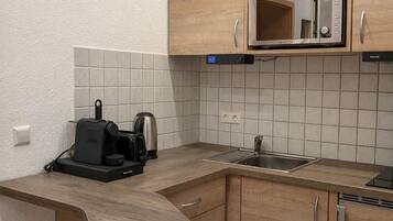 Kühlschrank, Mikrowelle, Herdplatte, Wasserkocher mit Kaffee-/Teezubehör