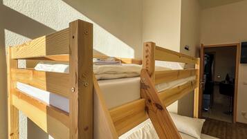 Bügeleisen/Bügelbrett, Reisekinderbett, kostenloses WLAN, Bettwäsche